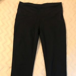 FABLETICS CROPPED BLACK LEGGINGS (Size M)